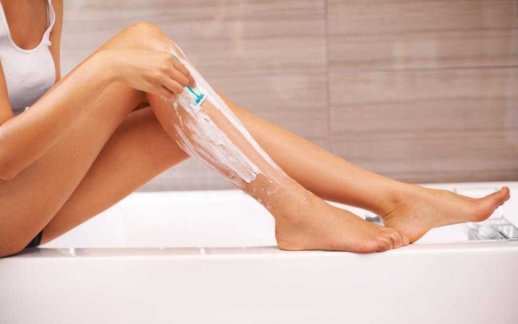 Чешутся и зудят ноги после бритья: причины и лечение