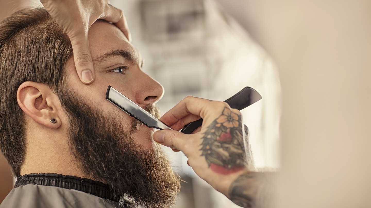 Как бриться опасной бритвой: техника бритья